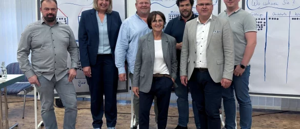 Gemeinsam haben (von links) Matthias Ansbach, Iris Brockmeier, Henning Schwarze, Petra Schepsmeier, Sebastian Hund, Bürgermeister Marcus Püster und Philipp Peters die Schlänger über die Kommunale Wärmeplanung informiert. - © Gemeinde Schlangen
