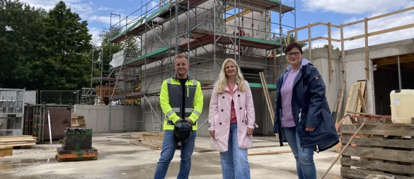 Baustellenleiter Jens Schröer (von links) mit stellvertretender Schulleiterin Bianca Schimmel und Architektin Jessica Hensel auf der Baustelle für den Gymnasiums-Anbau, der schon deutlich in die Höhe gewachsen ist. - © Cordula Gröne