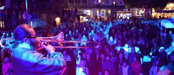 Die 35. Detmolder Sommerbühne rockt den Marktplatz. Rund 2000 Gäste feiern ausgelassen die Musik. - © Thomas Krügler