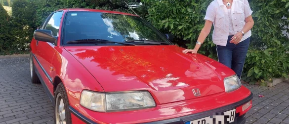 Seit 32 Jahren ist Elke Nolte mit ihrem Honda CRX auf Lippes Straßen unterwegs. Am liebsten fährt sie allein und hört dabei die "Toten Hosen" - aber laut muss es sein. - © Michaela Weiße
