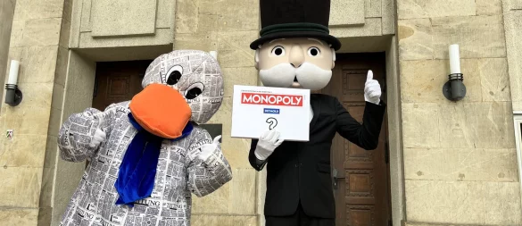 Mr. Monopoly und LZ-Maskottchen "Paula Print" freuen sich bereits, wenn sie die ersten Partien Detmold-Monopoly miteinander spielen können. - © Archivbild: Till Brand