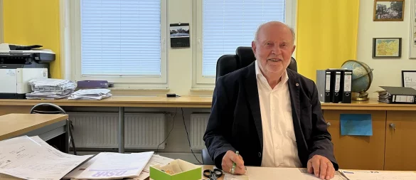 Für Eberhard Schröder ist die gleichnamige Steuerkanzlei sein Lebenswerk. Daher möchte er auch nach seinem 80. Geburtstag seinen Schreibtisch an der Hauptstraße 18 in Hüllhorst noch nicht komplett räumen - © Amelie Halstenberg