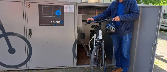 Lemgos Radverkehrsbeauftragter Gerhard Reineke hat die Fahrradboxen schon getestet. - © Stadt Lemgo