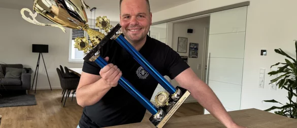 Alexander Schauf mit dem Pokal, den er als Deutscher Meister im Schocken gewonnen hat. - © Sandra Castrup