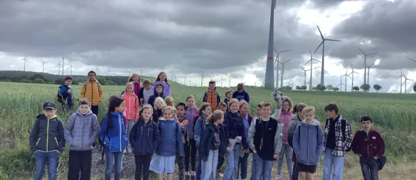 Die Schüler besuchen in Benhausen eine Windenergieanlage. - © Grundschule am Sennerand