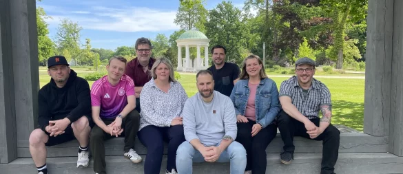Stellen die OKJA auf dem Salzhof vor: Patrick Wulfert (@on!), Julian Moritz Müller (KJH Werl-Aspe), Klaus Nohse (@on!), Kristine Fromme (ProRegio), Julian Droste (Fachstelle Jugendförderung), Jona Hauptfleisch (ProRegio), Ana-Cathrin Wolff (AWO Lippe) und Sven Launert (@on!, von links). - © Stadt Bad Salzuflen