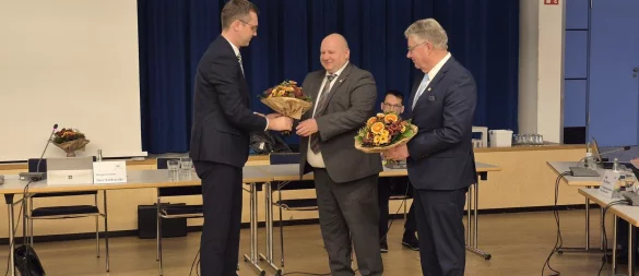 Bürgermeister Matthias Kalkreuter (von links) gratuliert seinen beiden Stellvertretern Lars Bork (SPD) und Rudolf Stölting (CDU). - © Lorraine Brinkmann