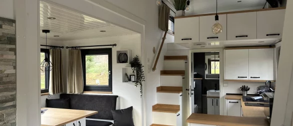 Alles hat seinen Platz: Innen überrascht das Minihaus mit einer Menge Licht und viel Platz. - © Menzel GmbH