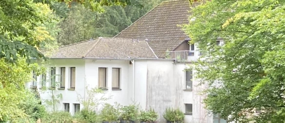 Die Kattenmühle liegt zwar idyllisch im Silberbachtal, steht aber seit längerem leer. - © Cordula Gröne