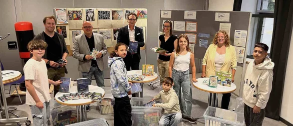 Die Schülervertretungen der sechsten Klassen freuen sich bei der Übergabe der Bücj´herkisten über Lesestoff. - © Kreis Lippe