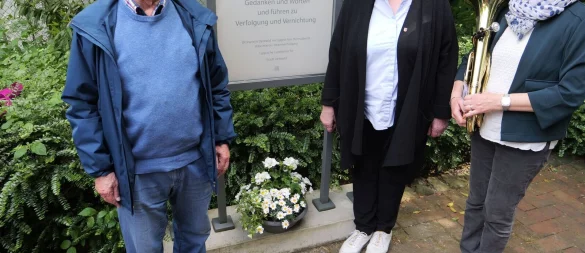 Gedenken für Opfer der Hexenverfolgung am Detmolder Mahnmal. Mt Martin Hankemeier, Christ-Dore Richter und Eva Kauer (von links). - © Thomas Krügler
