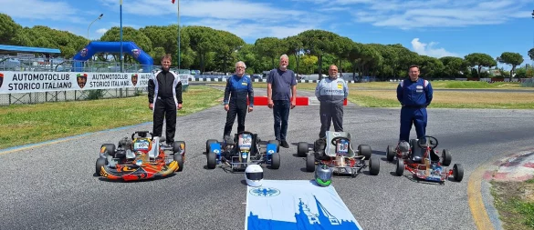 Rollten in Jesolo die AC-Lemgo-Fahne aus: Fabio Welslau (von links), Frank Borchelt, Christian Strohdiek, Rolf-Michael Siepert und Thomas Kracht. - © AC Lemgo