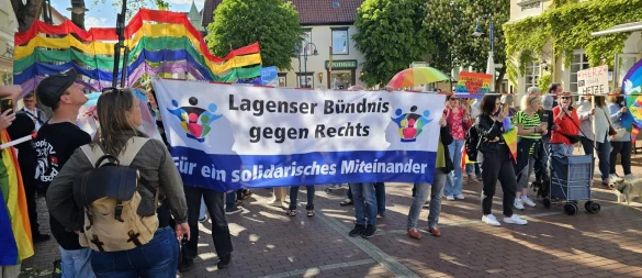Bunt und lautstark kommentierte das "Lagenser Bündnis gegen Rechts" die Reden der AfD. Diese hatte zur Kundgebung eingeladen. Ihr Thema war der Krieg in der Ukraine. - © Astrid Sewing
