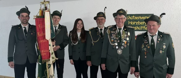 Heinz Friedel Schröder (Zweiter von rechts) freut sich auf seine dritte Regentschaft. Fahnenabordnung Dennis Steinmeier (von links), Olli Schröder, Nina Schröder, Oberst Hartmut Rissiek und Vorsitzender Jörg Wagner gratulieren zum Erfolg. - © Schützenverein Harzberg-Glashütte