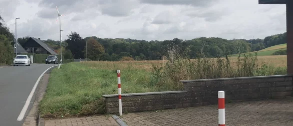 Auf dieser freien Fläche an der Fütiger Straße in Almena will Edeka einen "Nah-und-gut"-Markt bauen. - © Sylvia Frevert