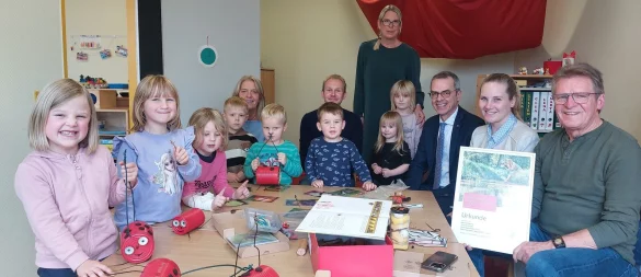 Lena (5, von links), Clea (5), Lucy (4), Chico (4), Erzieherin Nicole Begemann, Felix (4), Noah (3), Kita-Leiterin Katrin Schneider, Rosa (3) und Marta (5) freuen sich über den regelmäßigen Besuch von Naturbotschafter Albert Holtkamp (rechts) in ihrem Kindergarten. Bürgermeister Jörg Bierwirth, Maria Kemker, Kommunalmanagerin bei Westenergie,sowie Klimaschutzmanager Maximilian Menke gratulieren zum Klimaschutzpreis. - © Michaela Weiße