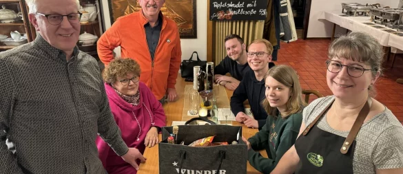 Die Raterunden beim LZ-Kneipenquiz sind immer gut besucht - hier ein Team, das 2024 in Barkhausen teilnahm. - © Sandra Castrup