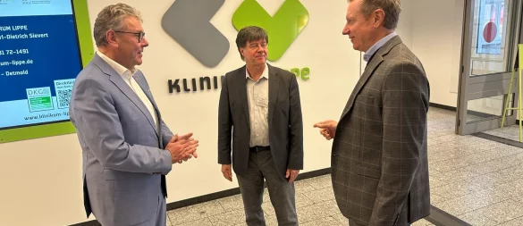 Im engen Austausch mit den Mitarbeitern: Lippes neuer Landrat Meinolf Haase (links) und Klinik-Interimsgeschäftsführer Dr. Niklas Cruse (rechts) im Austausch mit Stefan Rehme, dem Informationssicherheitsbeauftragten und Compliance-Manager des Klinikums Lippe. - © Dirk Baldus