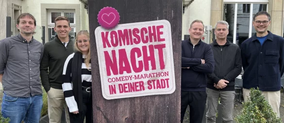 Marlon Schröter (Mitunskannman.Reden), Louis Fricke (Tanzschule Fricke), Lisa Groß (Alte Schule am Wall), Jan Diekjobst (Jan´s Restaurant), Jörg Hampe (Stadthalle Detmold) und Christian Schulze (Kaiserhof) freuen sich auf die erste "Komische Nacht" in Detmold. - © Fotorechte: Mitunskannman.Reden