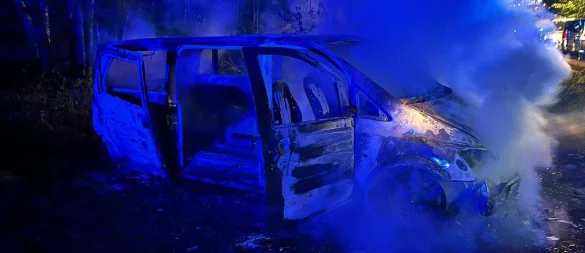 Der Wagen brennt lichterloh, als die Einsatzkräfte eintreffen. - © Freiwillige Feuerwehr Kalletal