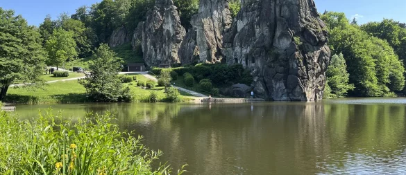 Die Externsteine sind immer einen Besuch wert. Jetzt stehen sie zur Wahl als Naturwunder Deutschlands. - © Jana Beckmann