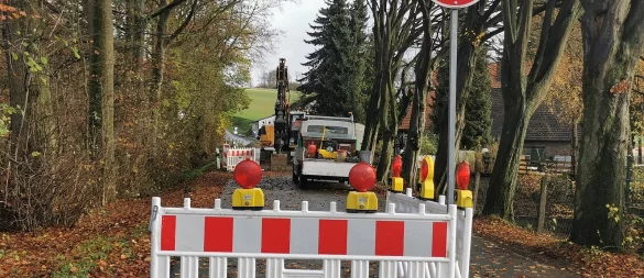 Durchfahrt verboten in Sibbentrup. Fußgänger dürfen aber laut Straßenverkehrsrecht passieren. Weil eine klebrige Chemikalie eingesetzt wird, sorgte sich ein Anwohner um mögliche Schäden. - © Sylvia Frevert