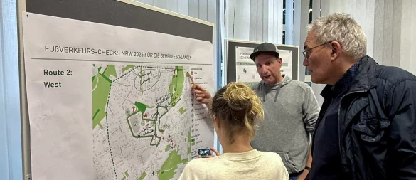Bürger diskutieren während der Auftaktveranstaltung über Herausforderungen und Chancen für den Fußverkehr in Schlangen. - © Gemeinde Schlangen