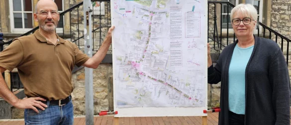 Hanns-Jürgen Hammesfahr und die Fraktionsvorsitzende von Bündnis 90/Die Grünen Ute Habigsberg-Bicker haben sehr dezidierte Vorschläge für die Sanierung des Marktplatzes und des Umfeldes ausgearbeitet. Einer ist, das historische Rathaus mit zwei Baumpfanzungen in Szene zu setzen, denn dort spielen sich einige Hochzeiten ab. - © Astrid Sewing
