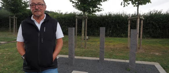Seit mehr als 20 Jahren verwaltet Otto Piesk die Selbecker Sterbekasse, die zum Ziegler- und Heimatverein gehört. Dessen Mitglieder engagieren sich auch bei der Pflege des Friedhofs. Auch als es darum ging, ein neues Stelenbeet für teilanonyme Bestattungen anzulegen, hat der Verein mitgeholfen. - © Andreas Barnekow