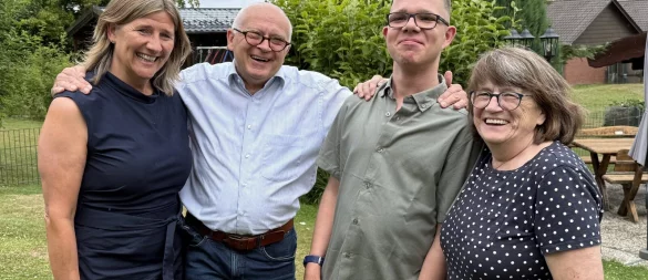 Kilian Henze mit seinen Eltern Ursula und Uwe Kartelmeyer und Anwältin Erika Leimkühler. - © Carolin Nieder-Entgelmeier