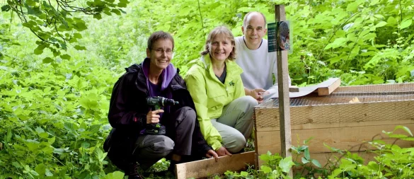 Maras Fans beim Öffnen des Geheges: Petra Eymer, Petra Kuhfus und Dirk Winter (von links). - © Florian Winter
