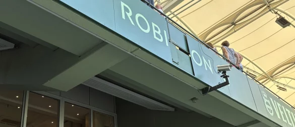 Diese Werbeplatte hat sich am Mittwoch gelöst. Beim Herabfallen hat sie eine Frau am Kopf getroffen. - © Dennis Bleck