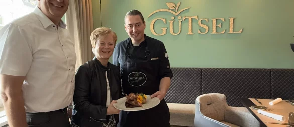 Andreas und Andrea Kerkhoff präsentieren mit Küchenchef Fabian Obst das westfälische Rumpsteak. - © Carolin Nieder-Entgelmeier