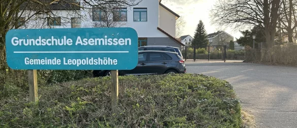 Eine Containeranlage auf dem Sportplatz der Grundschule Asemissen soll das Platzproblem lösen, bis der Neubau steht. Foto: Anna Lena Hinder - © Anna Lena Hinder