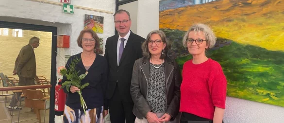 Christine Vollmer (von links) hat in die Ausstellung eingeführt, zu der auch der stellvertretende Bürgermeister Volker Neuhöfer gekommen war. Die Künstlerinnen Ulrike Andreas und Marion Prill stehen vor einem Bild von Ulrike Andreas. Foto: Prill - © Prill