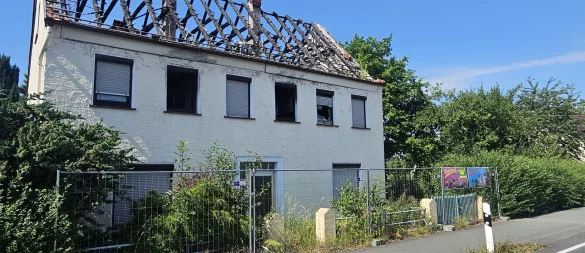 An der Brandruine an der Lageschen Straße passiert seit Jahren nichts. Der eigentliche Erbe sitzt im Gefänngnis, weil er rechtskräftig für den Mord an seiner Mutter verurteilt wurde. - © Janet König