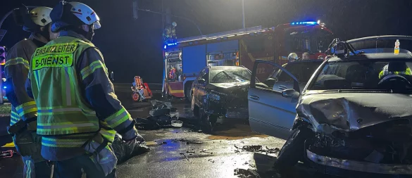 Auf der Rudolph-Brandes-Allee in Bad Salzuflen sind am Mittwochabend zwei Fahrzeuge zusammengestoßen. Die Feuerwehr war mit rund 20 Einsatzkräften vor Ort. - © Daniel Hobein/Feuerwehr Bad Salzuflen