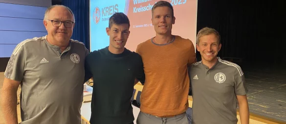 Dr. Florian Exner (Zweiter von rechts) mit (von links) Schiri-Boss Udo Schlingmann, Verbandsschiedsrichterlehrwart Nils Hasse und Kreis-Lehrwart Justin Bardhan. - © Sebastian Lucas