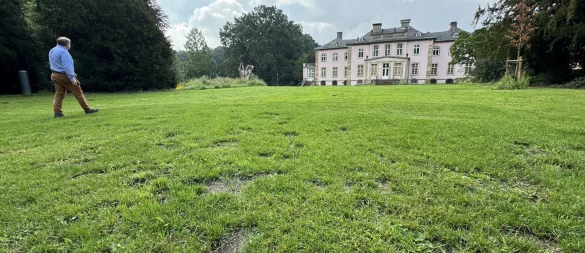 Stefan Wiesekopsieker auf dem Rasen vor dem Schloss Stietencron in Schötmar. - © Sven Kienscherf