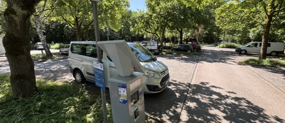 Der stark begrünte Parkplatz an der Sophienstraße könnte durch ein Parkhaus überbaut werden, um mehr Stellflächen im Kurzentrum zu schaffen. - © Sven Kienscherf