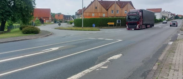 Damit es im Bereich der Kreuzung Ostwestfalenstraße/Detmolder Straße nicht zu gefährlichen Situationen kommt, wird hier künftig eine Ampel den Verkehrsfluss regeln. - © Michaela Weiße