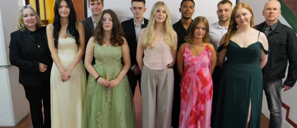 Ehrungen für soziales Engagement und einer Eins vor dem Komma (von links): Jahrgangsstufenlehrerin Dr. Katharina Pappas, Liv Ohle, Justin Bergen, Pia Schulze, Conner Horsch, Finja Mellies, Louis Dikong, Lisa Siegert, Kevin Sokolowski, Define Zengin und Jahrgangsstufenlehrer Stephan Hohn. - © Thomas Krügler