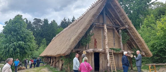 Viele Ehrengäste sind zur offiziellen Einweihung des germanischen Langhauses im Freilichtmuseum gekommen. - © Karin Prignitz