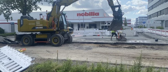 Direkt vor dem Haupteingang von Nobilia im Kreis Gütersloh wird aktuell die Waldstraße auf 320 Metern Länge vollständig saniert. - © Markus Voss