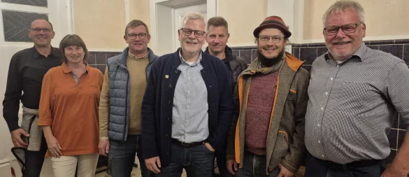 Für Ralf Klemme (Zukunft Extertal) geht es in die Stichwahl: Gegen Christian Sauter von der FDP. Das Foto zeigt Klemme mit seinen Parteikollegen und Mitgliedern der Grünen. - © Lorraine Brinkmann