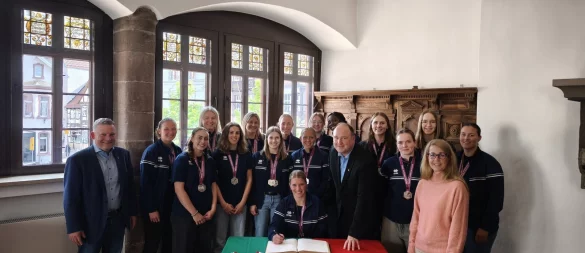 Kleine Feierstunde im Rathaus: Die frisch gebackenen Vizemeisterinnen durften sich im Ratssaal im Goldenen Buch der Stadt verewigen, mit dabei neben dem Hausherrn auch Sportausschussvorsitzender Thorsten Klatt van Eupen (SPD, links) und Ratsfrau Susanne Kleemann (CDU, 2. von rechts). - © Stadt Blomberg