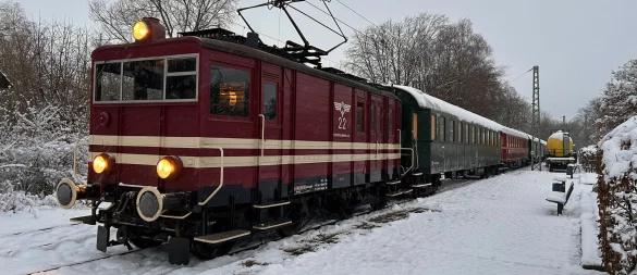 Die elektrische Extertalbahn im winterlichen Bahnhof Alverdissen. - © Golo Ahlert
