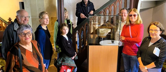 Einen Sensationsfund stellte Pfarrer Uwe Sundermann den Besuchern beim Tag des offenen Denkmals in einer Vitrine in der Alexanderkirche vor – ein steinernes Kapitell, das mehr als 1000 Jahre alt ist und das die Geschichte der Kirche in einem neuen Licht erscheinen lässt. Fotos: Horst Biere - © Horst Biere