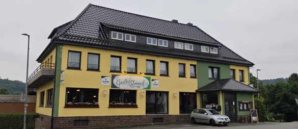 Wie es mit dem Gasthof Steineck künftig weitergeht, hängt davon ab, ob sich ein Käufer für das Gebäude findet. Aktuell steht es zum Verkauf. - © Svenja Ludwig