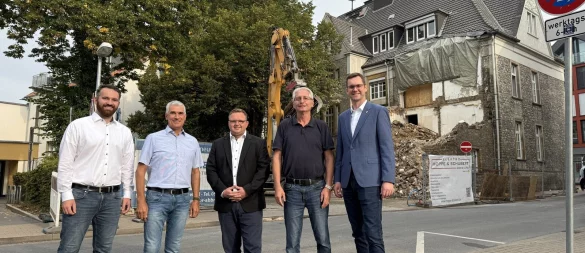 Bürgermeister Matthias Kalkreuter, Hans Hofste (Ausschuss für Wirtschaft und Stadtentwicklung), Frederik Topp (Bau- und Planungsausschuss), Thorsten Paulussen (1. Beigeordneter und Facbbereichsleiter Stadtentwicklung) sowie Tim 
Alisch (Fachteam Gebäudemanagement) haben sich ein Bild von den Bauarbeiten am und im Historischen Rathaus gemacht. - © Stadt Lage